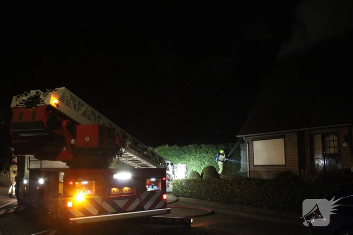 Uitslaande brand in tuinhuis slaat over naar woning