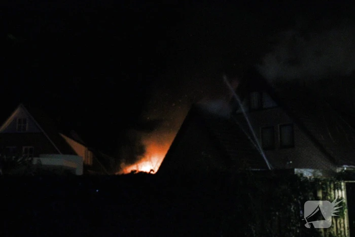 Uitslaande brand in tuinhuis slaat over naar woning