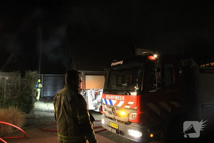 Uitslaande brand in tuinhuis slaat over naar woning