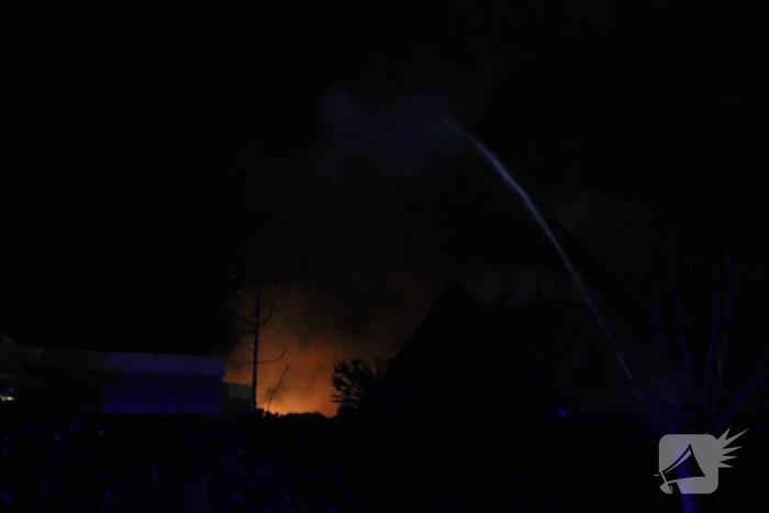 Uitslaande brand in tuinhuis slaat over naar woning