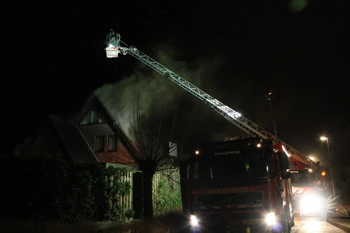 Uitslaande brand in tuinhuis slaat over naar woning