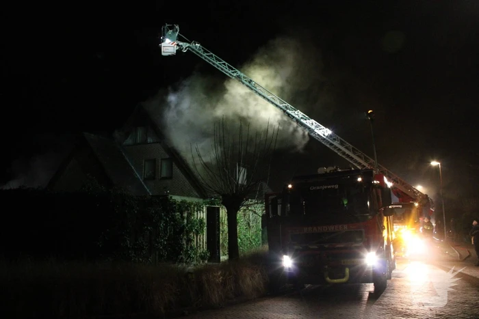 Uitslaande brand in tuinhuis slaat over naar woning