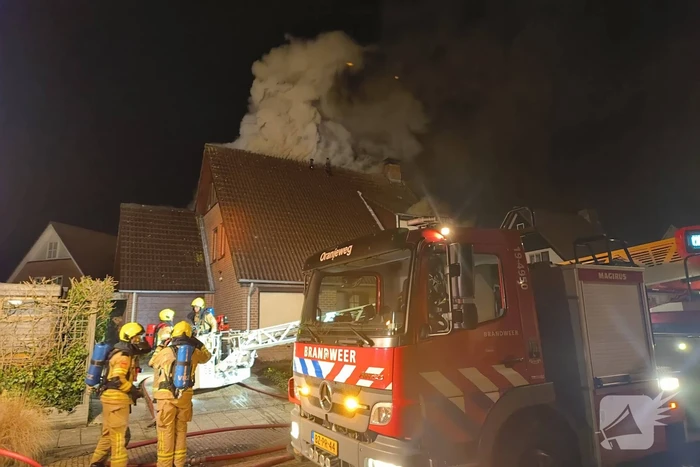 Uitslaande brand in tuinhuis slaat over naar woning