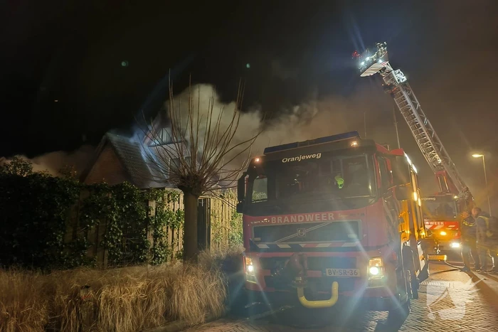 Uitslaande brand in tuinhuis slaat over naar woning