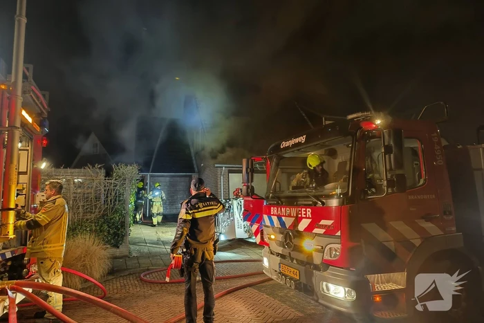 Uitslaande brand in tuinhuis slaat over naar woning