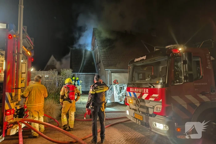 Uitslaande brand in tuinhuis slaat over naar woning