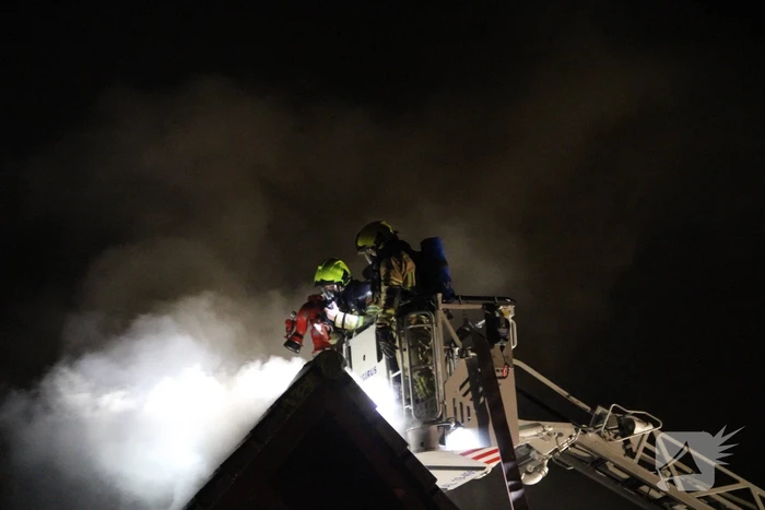 Uitslaande brand in tuinhuis slaat over naar woning