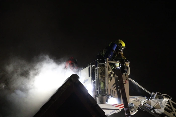 Uitslaande brand in tuinhuis slaat over naar woning