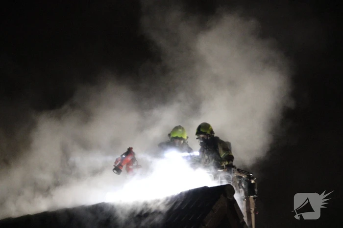 Uitslaande brand in tuinhuis slaat over naar woning