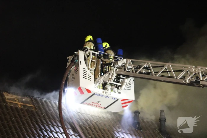 Uitslaande brand in tuinhuis slaat over naar woning