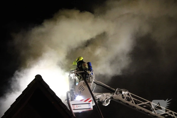 Uitslaande brand in tuinhuis slaat over naar woning