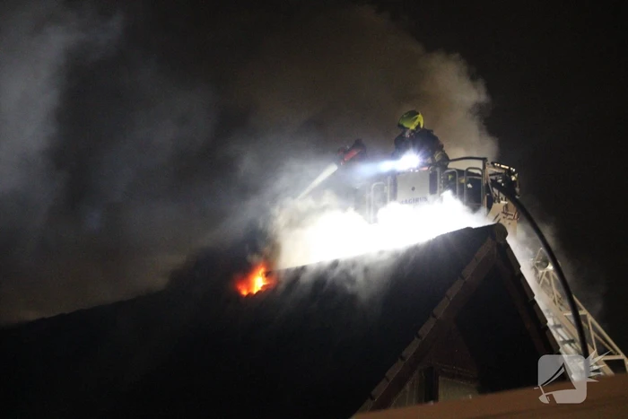 Uitslaande brand in tuinhuis slaat over naar woning
