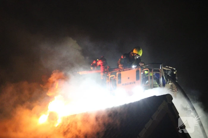 Uitslaande brand in tuinhuis slaat over naar woning