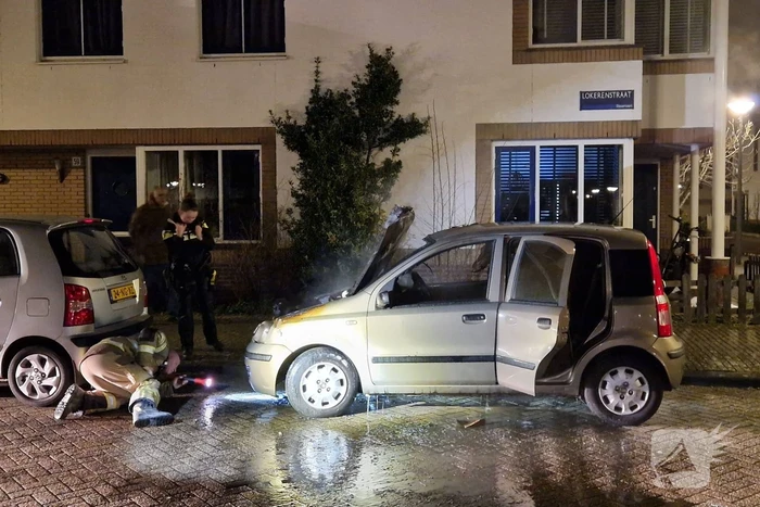 Geparkeerde auto vliegt in brand