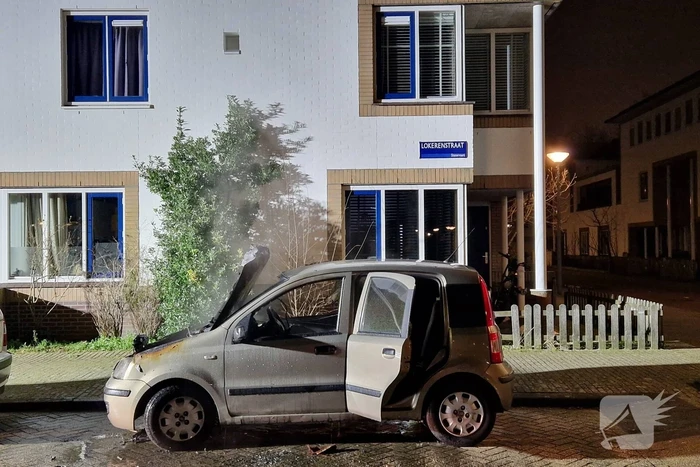 Geparkeerde auto vliegt in brand