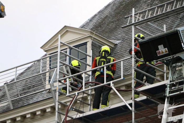 Brand op dak van bibliotheek