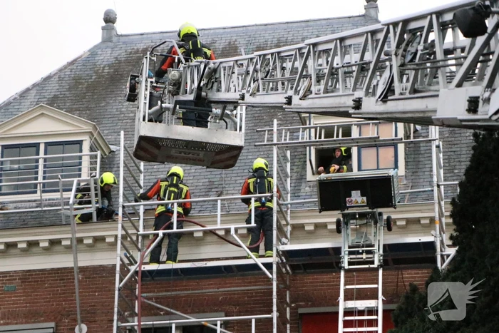 Brand op dak van bibliotheek