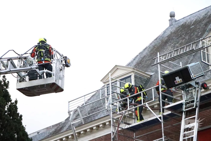 Brand op dak van bibliotheek