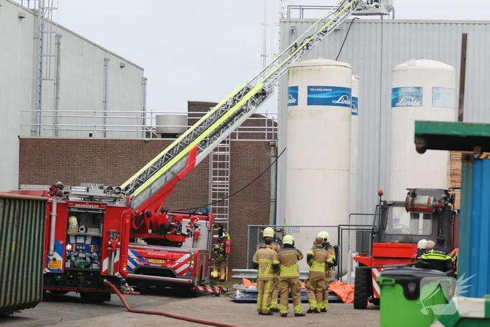 Uitslaande brand op dak van industriepand