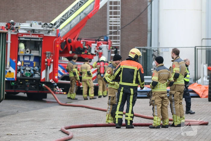 Uitslaande brand op dak van industriepand