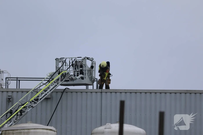 Uitslaande brand op dak van industriepand