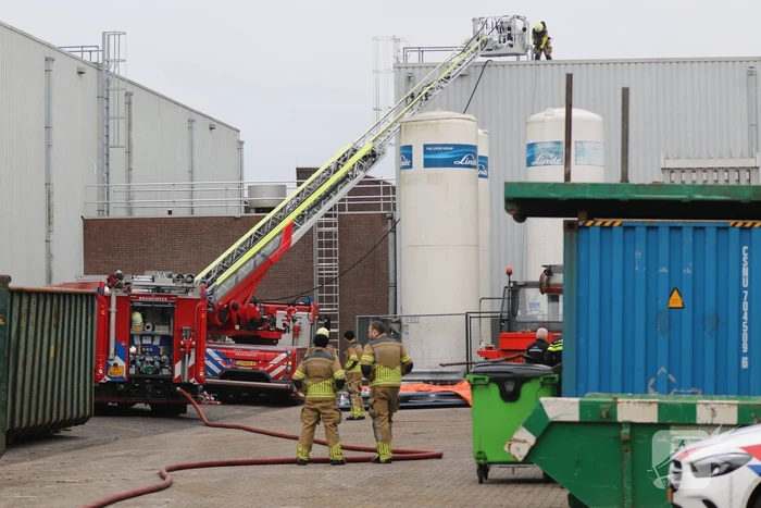 Uitslaande brand op dak van industriepand