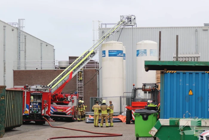 Uitslaande brand op dak van industriepand