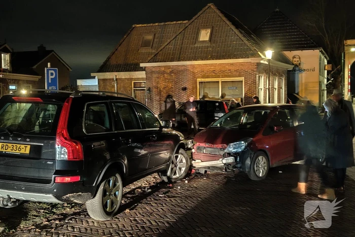 Automobilist botst op geparkeerde auto