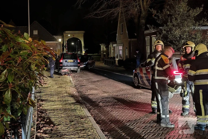 Automobilist botst op geparkeerde auto