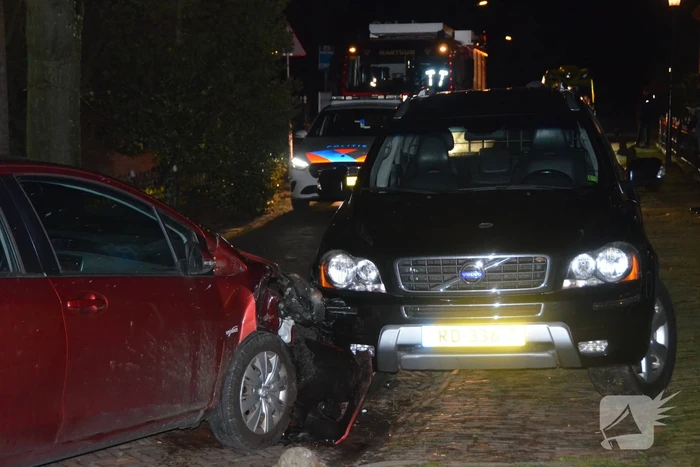 Automobilist botst op geparkeerde auto
