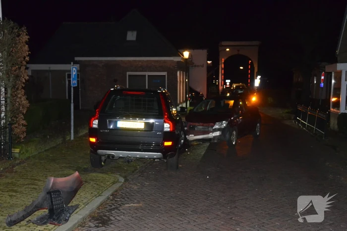 Automobilist botst op geparkeerde auto