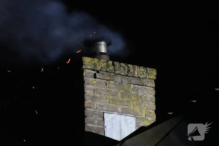 Vonken komen vrij bij schoorsteenbrand
