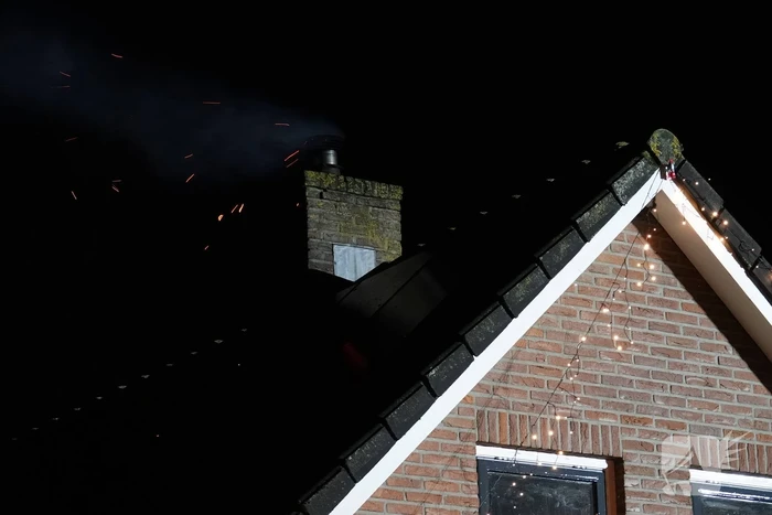 Vonken komen vrij bij schoorsteenbrand