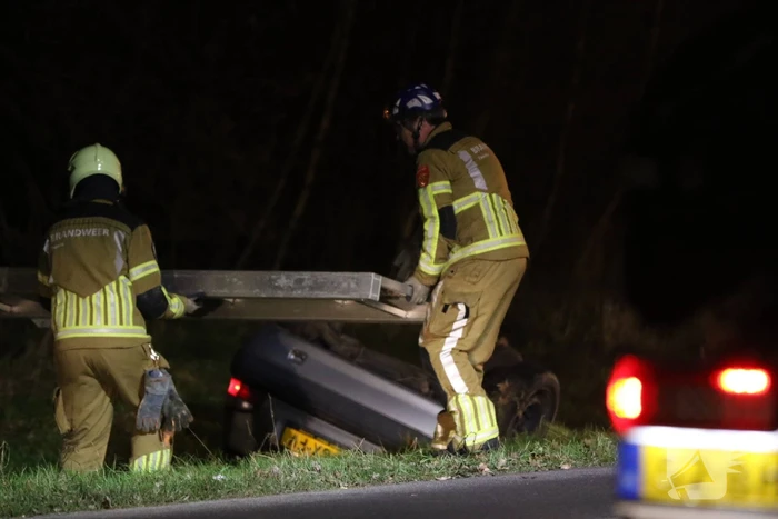 Auto op zijn kop in droge sloot