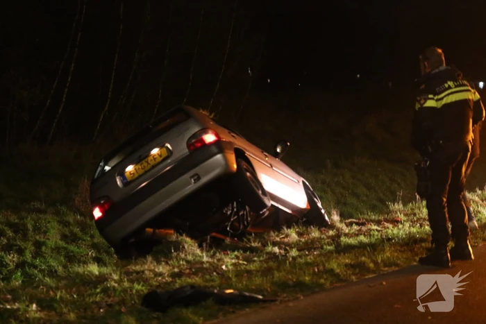 Auto op zijn kop in droge sloot