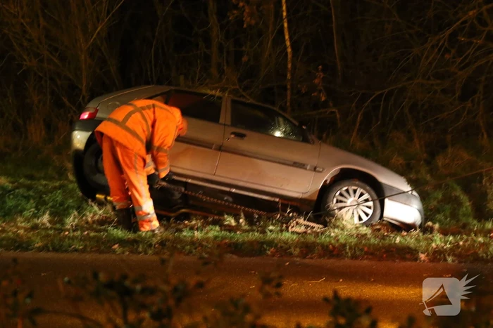 Auto op zijn kop in droge sloot
