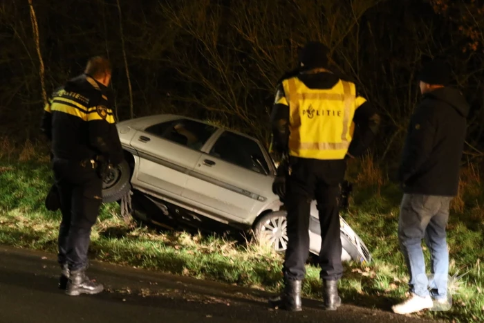 Auto op zijn kop in droge sloot
