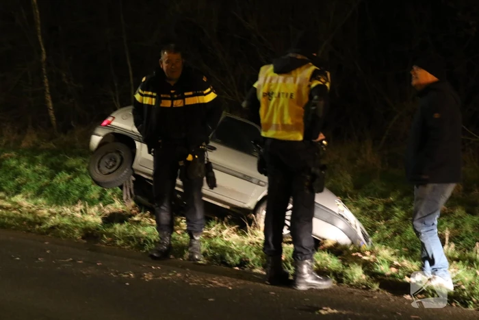 Auto op zijn kop in droge sloot