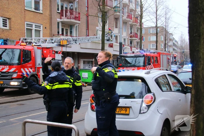 Brandweer met veel wagens naar woningbrand