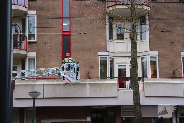 Brandweer met veel wagens naar woningbrand