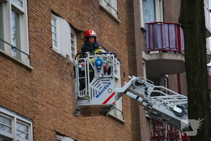 Brandweer met veel wagens naar woningbrand
