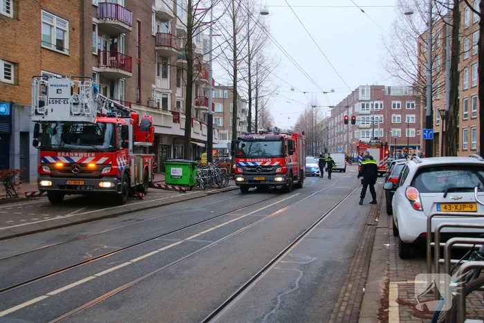 Brandweer met veel wagens naar woningbrand