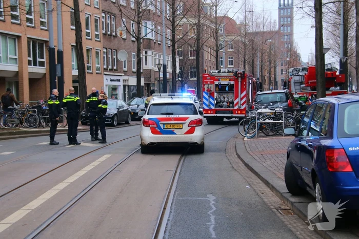 Brandweer met veel wagens naar woningbrand
