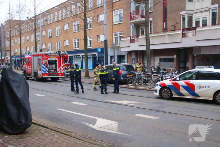 Brandweer met veel wagens naar woningbrand