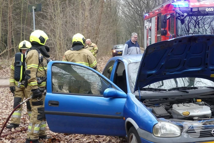 Interieur van auto vliegt in brand