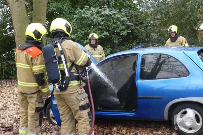 Interieur van auto vliegt in brand