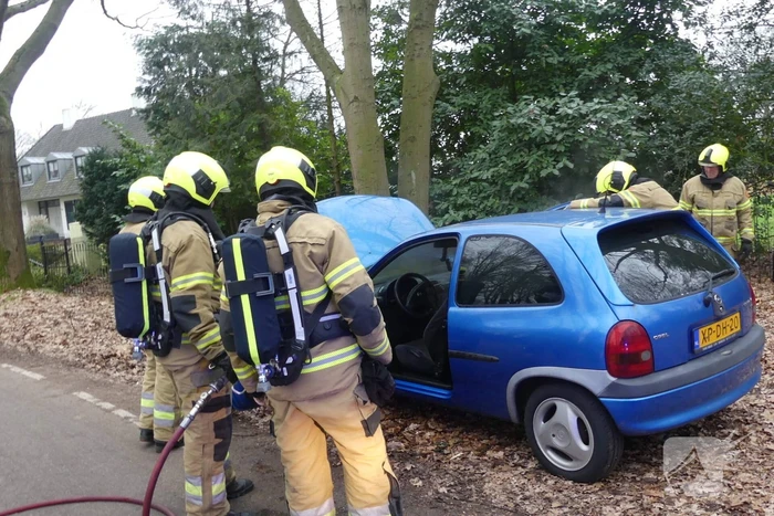Interieur van auto vliegt in brand