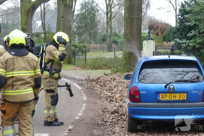 Interieur van auto vliegt in brand