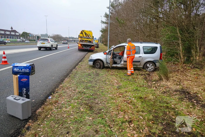 Auto raakt van snelweg en knalt tegen boom