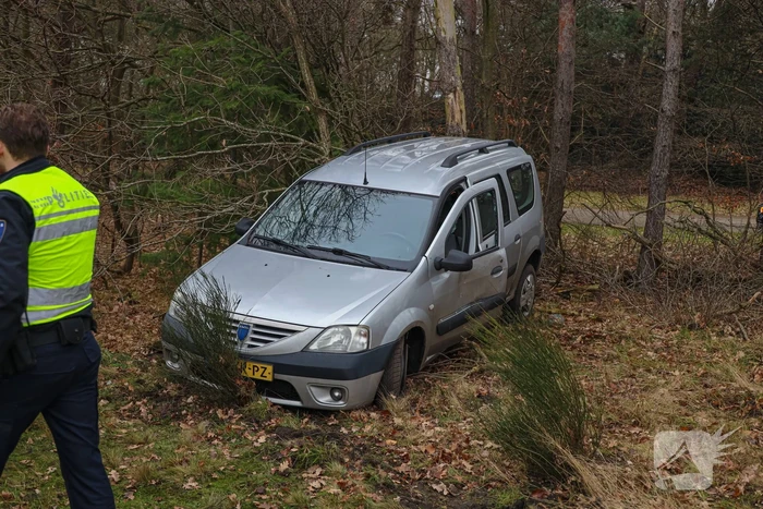 Auto raakt van snelweg en knalt tegen boom